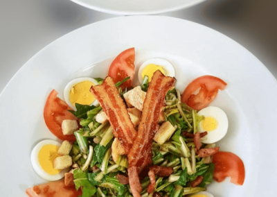 Salade composée avec tartare de légumes frais, pain toasté et vinaigrette légère, au Restaurant Taillecou Saint-Prex.