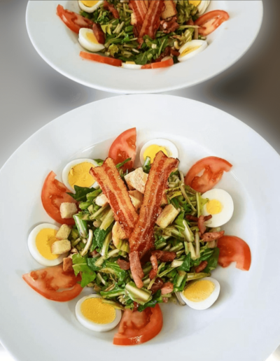 Salade composée avec tartare de légumes frais, pain toasté et vinaigrette légère, au Restaurant Taillecou Saint-Prex.