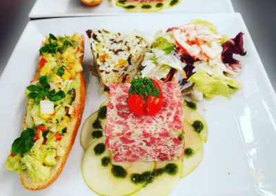 Entrée de légumes grillés, avocat, pain toasté et salade fraîche, au Restaurant Taillecou Saint-Prex