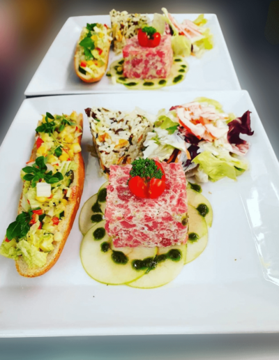 Entrée de légumes grillés, avocat, pain toasté et salade fraîche, au Restaurant Taillecou Saint-Prex