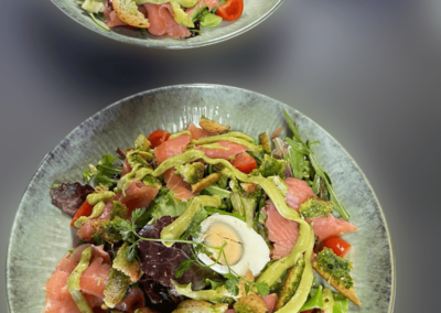 Salade fraîche au saumon fumé, avocat, croûtons et œuf, nappée de vinaigrette maison, au Restaurant Taillecou Saint-Prex